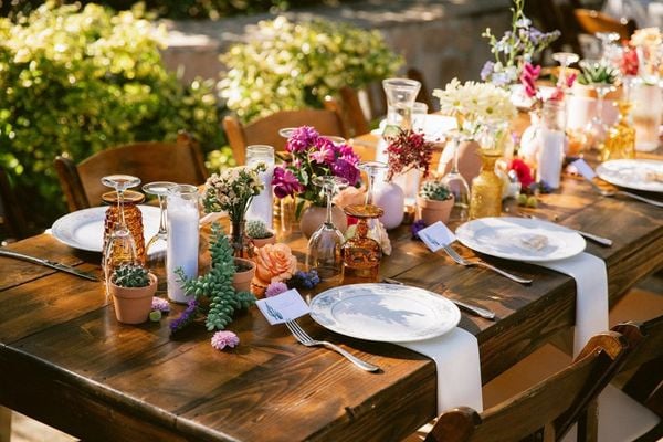 Hoa cưới để bàn cho tiệc ngoài trời