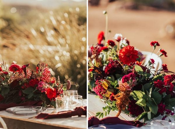 Bình hoa cưới trang trí tại bàn đầy rực rỡ với tông màu đỏ làm chủ đạo