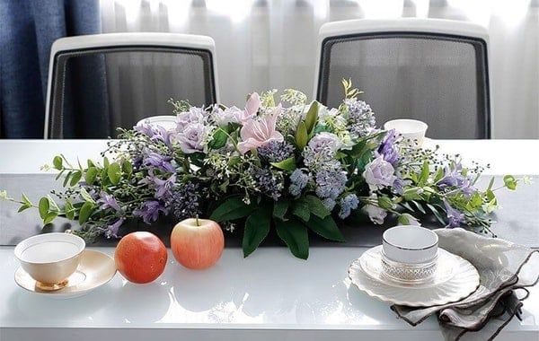 Mẫu hoa để bàn dài dành cho những người yêu thích sự nhẹ nhàng, dịu mát.