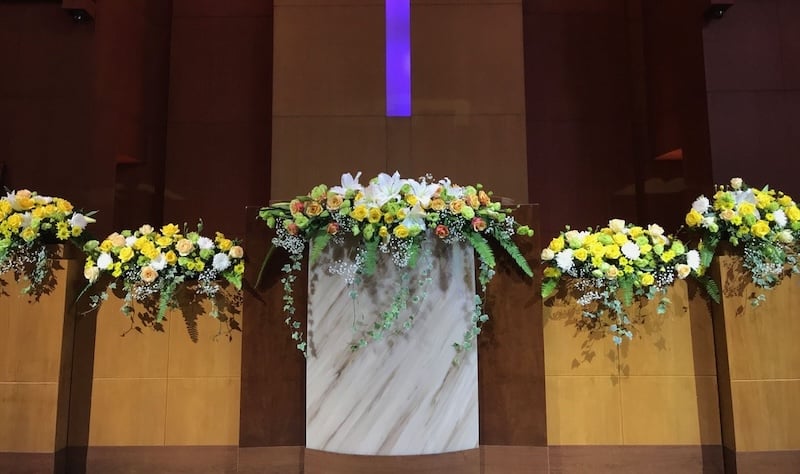 Mẫu hoa để bục phát biểu cho sự kiện sang trọng