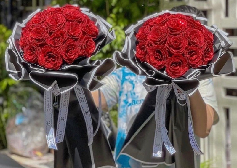 Bó Hoa 15 Hoa Hồng Đỏ Sáp Kim Tuyến - HST30