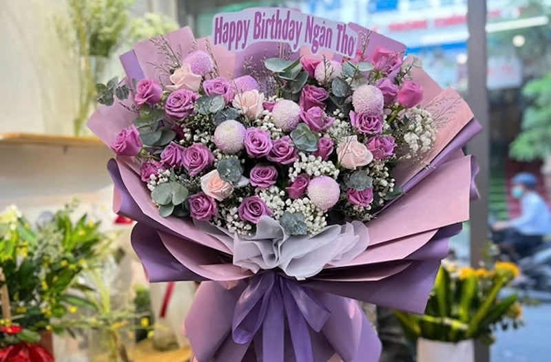 Khám phá nguồn gốc và đặc điểm nổi bật của loài hoa hồng tím quyến rũ