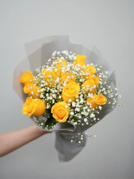 Bó hoa hồng vàng kết hợp với hoa baby trắng