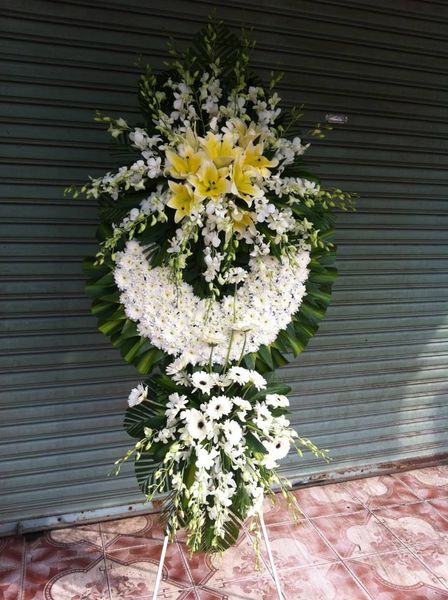 Màu trắng tinh khôi từ hoa cúc giúp cho lẵng hoa viếng mang nét đẹp tinh khôi hơn hẳn.