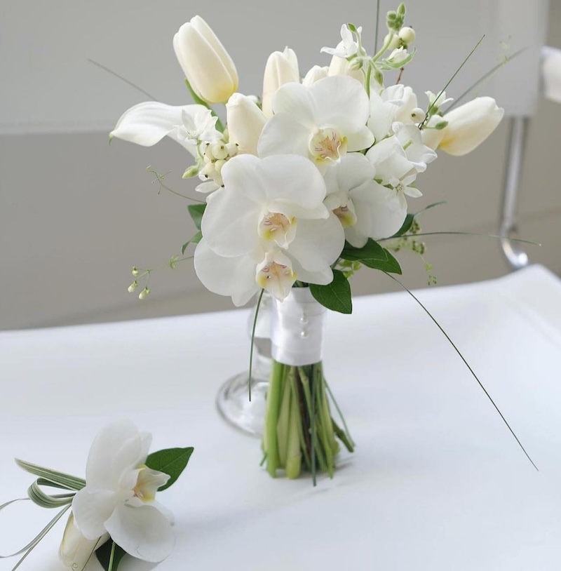 Hoa cưới Lan Hồ Điệp mix Tulip thiết kế hiện đại, sang trọng