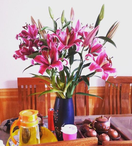 Nên cắm hoa ly ở bàn phòng khách hoặc góc nhà