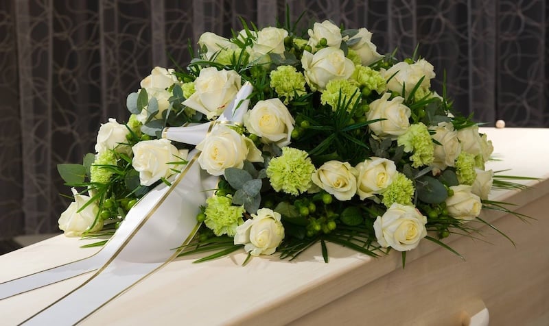 Hoa cắm nắp quan tài
