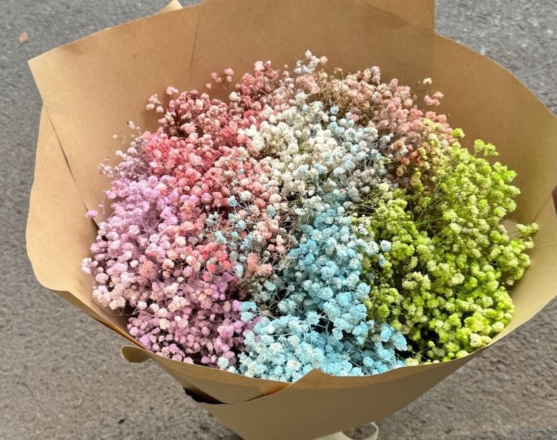 Bó baby trắng nhỏ nhắn gói giấy báo, tinh tế và tối giản.