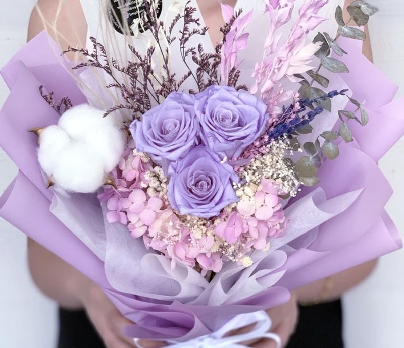 Bó hồng tím sang trọng, tượng trưng cho sự bí ẩn và mạnh mẽ.