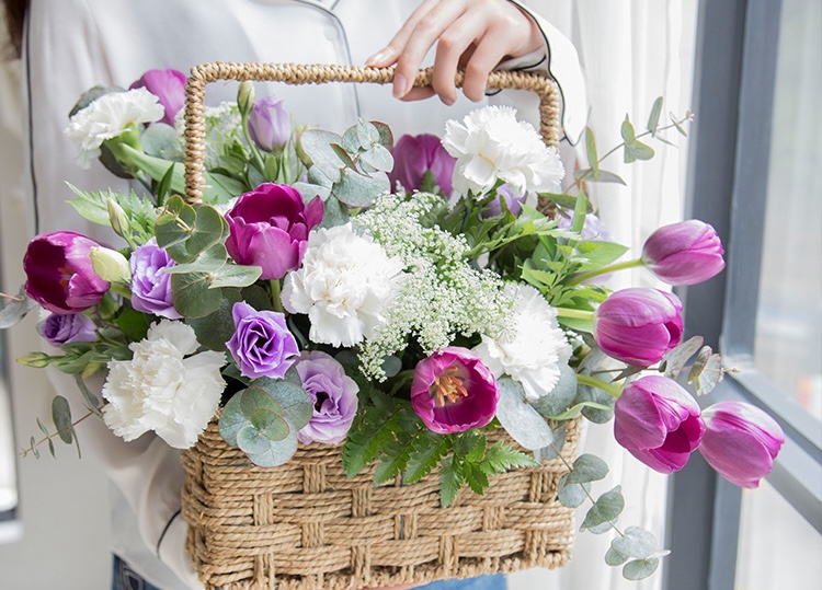 Giỏ hoa tone pastel, dành cho người yêu sự nhẹ nhàng và tối giản.