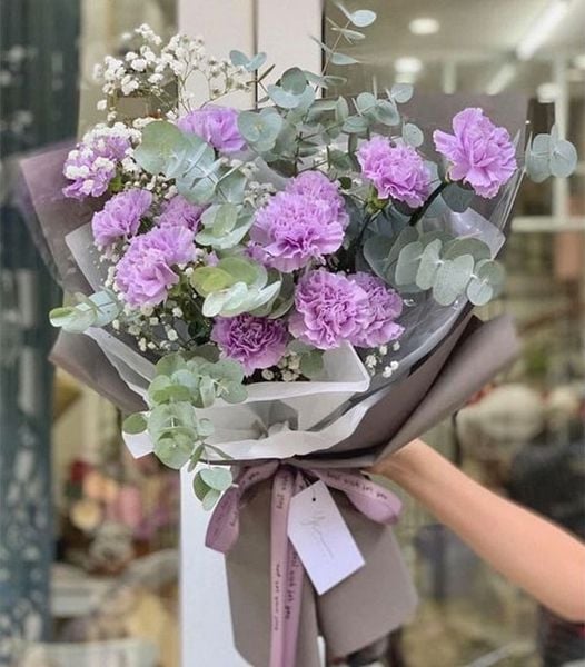 Bó cẩm chướng tím than mix lá eucalyptus, lạ mắt và thu hút.