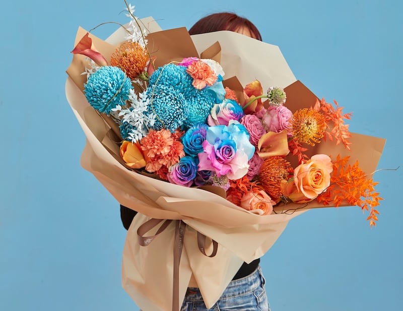 Bó mix hoa lạ màu nóng, thể hiện cá tính độc đáo và nổi bật.