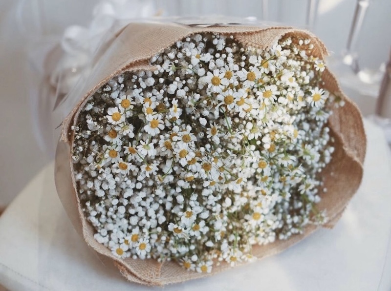 Bó hoa mix baby trắng, cúc tana&nbsp;khô, gửi gắm tình bạn thanh thuần vượt thời gian.