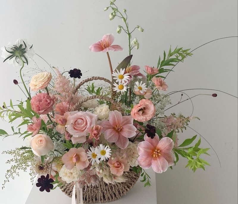 Giỏ mix hoa dại với tone màu nhẹ, gợi nhớ những ký ức học trò êm đềm.