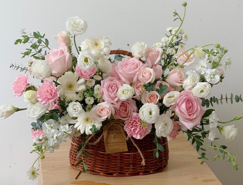 Giỏ hoa mix tone trắng – hồng nhẹ, phù hợp cho mọi đối tượng bạn bè mới.