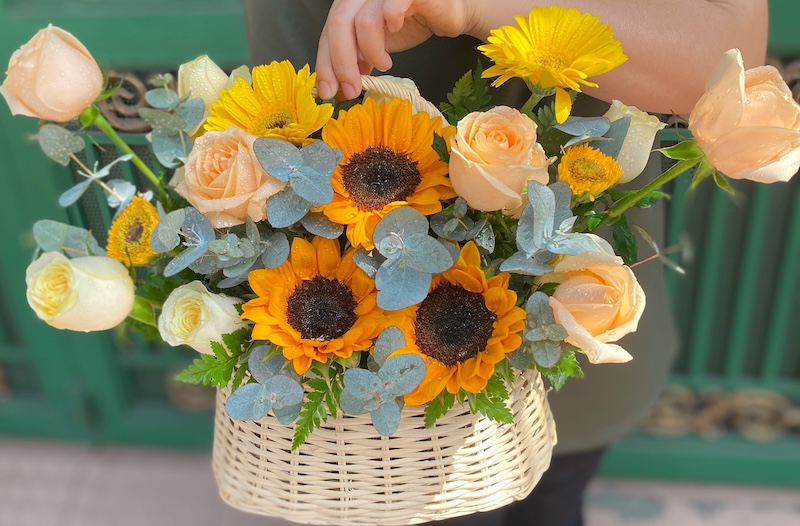 Giỏ hoa hướng dương mix hoa hồng vàng tặng sinh nhật vợ yêu
