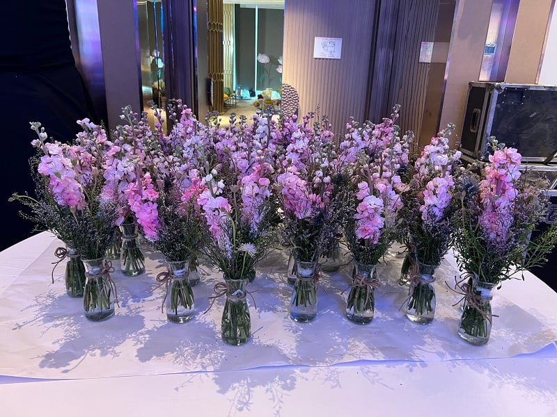 Hoa để bàn sự kiện Centerpiece thường được đặt ở giữa bàn ăn
