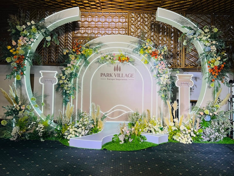 Hoa trang trí cổng sự kiện được ưa chuộng trong các sự kiện như đám cưới, hội nghị