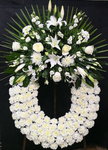 Vòng hoa cúc trắng đám tang có sự kết hợp của hoa hồng trắng vô cùng duyên dáng.