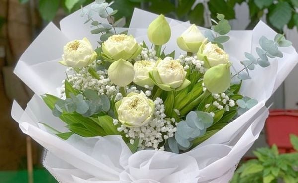 Hoa sen tặng mẹ - biểu tượng của sự yên bình và hạnh phúc