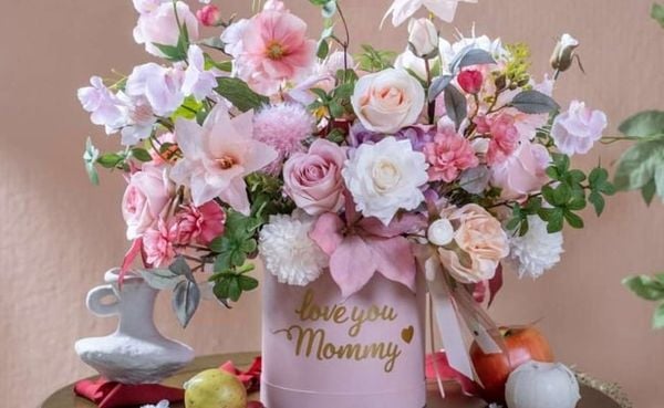 Những món quà và bông hoa không đủ lớn để bày tỏ tình yêu, nhưng chúng thể hiện sự quan tâm chân thành