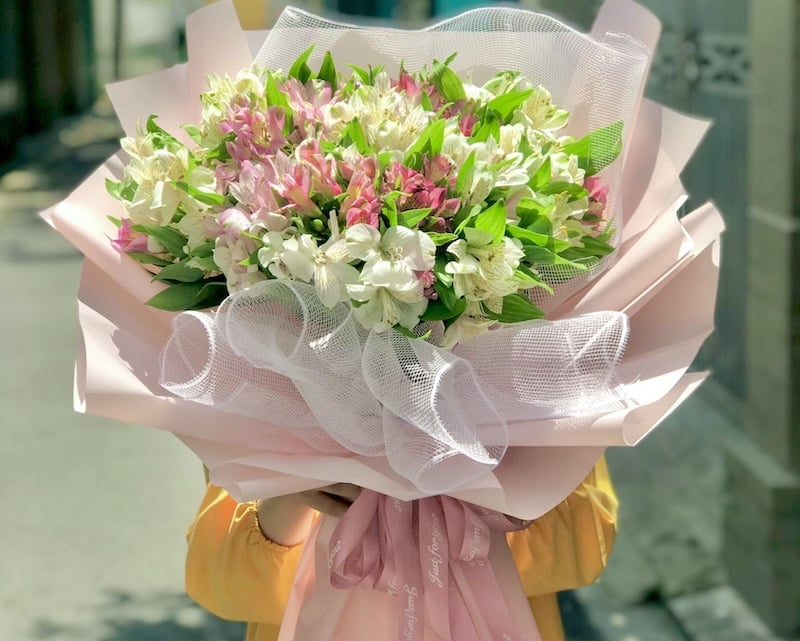 Bó hoa thủy tiên Alstroemeria nhiều màu tặng mẹ sinh nhật đằm thắm dịu dàng