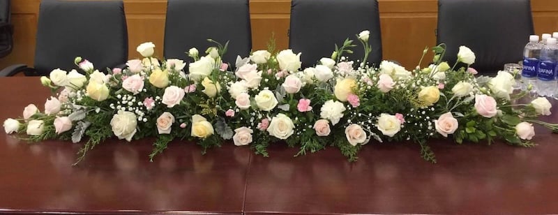 Hoa để bàn hội nghị bàn dài