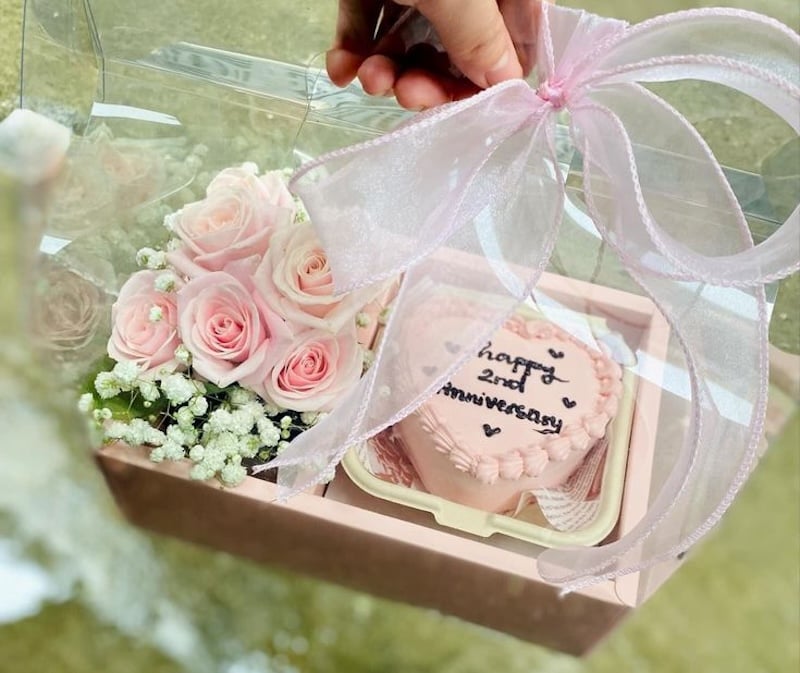 Ý nghĩa của sự kết hợp giữa hoa và bánh sinh nhật trong ngày kỷ niệm