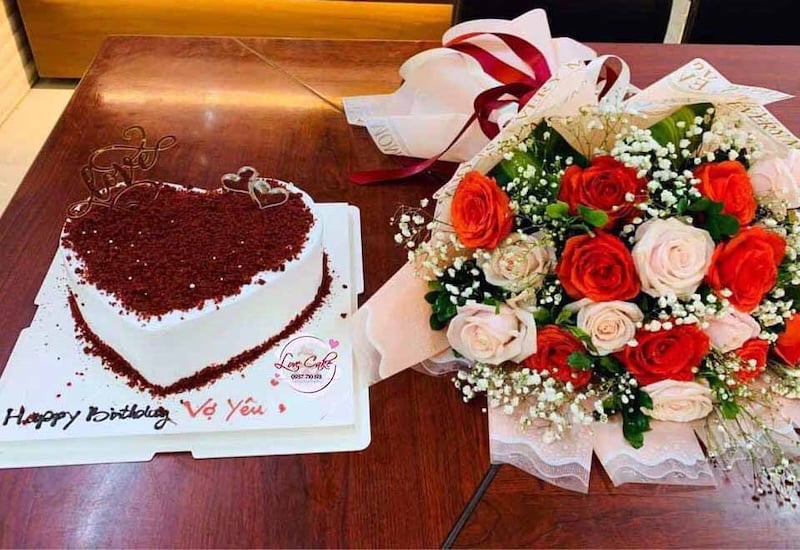 Cách lựa chọn mẫu bánh và hoa sinh nhật phù hợp với từng đối tượng và độ tuổi
