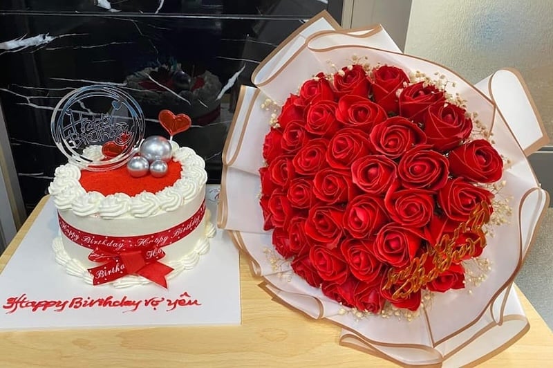 Ảnh hoa hồng đỏ trái tim và bánh sinh nhật đẹp tặng vợ yêu nồng nàn