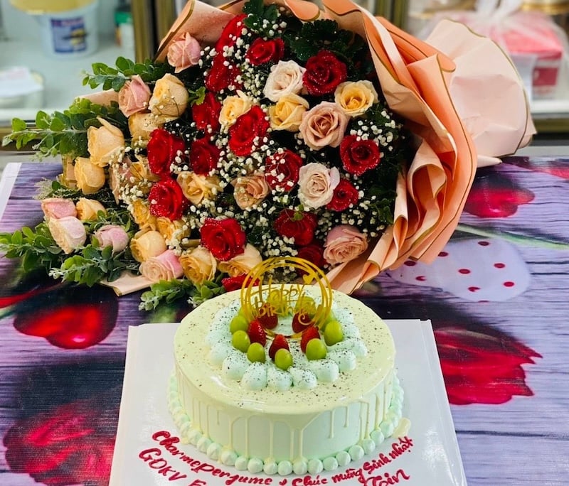 Ảnh bó hoa hồng vàng và bánh sinh nhật đẹp tặng chồng ý nghĩa