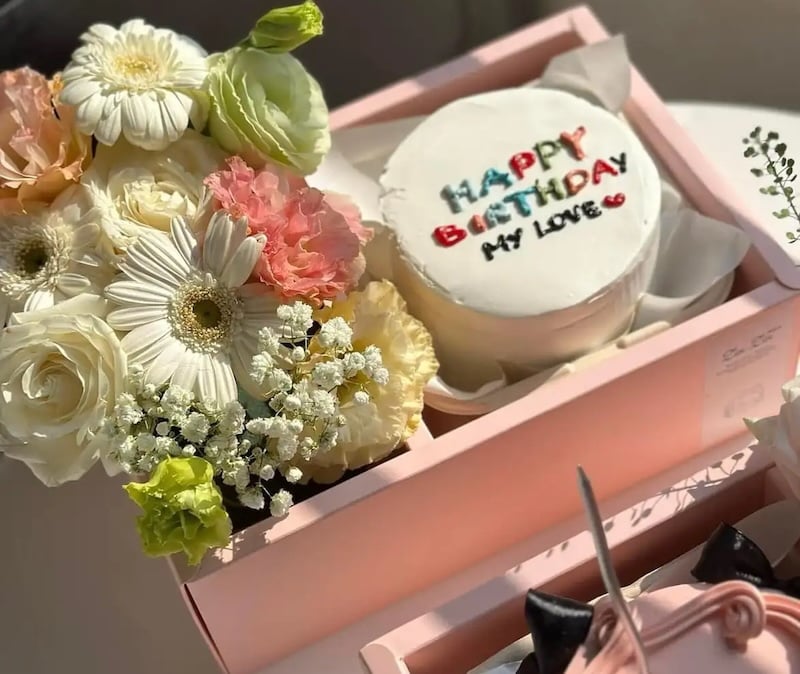 Hình ảnh hộp hoa hồng pastel và bánh macaron tặng sinh nhật vợ