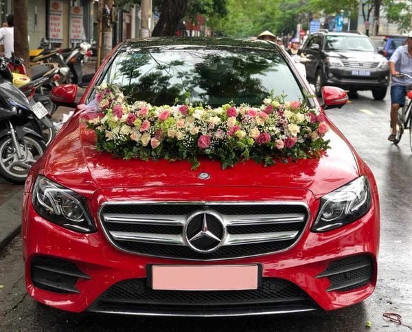 Trang trí xe hoa màu đỏ sẽ không quá khó như bạn nghĩ đâu, có rất nhiều lựa chọn thiết kế đúng không nào?