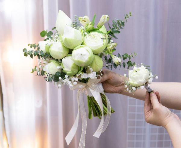 hoa sen cưới cài áo chú rể