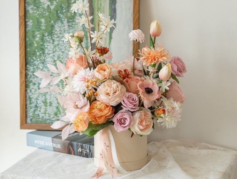 Hộp hoa tươi sang trọng với hoa hồng màu hồng pastel