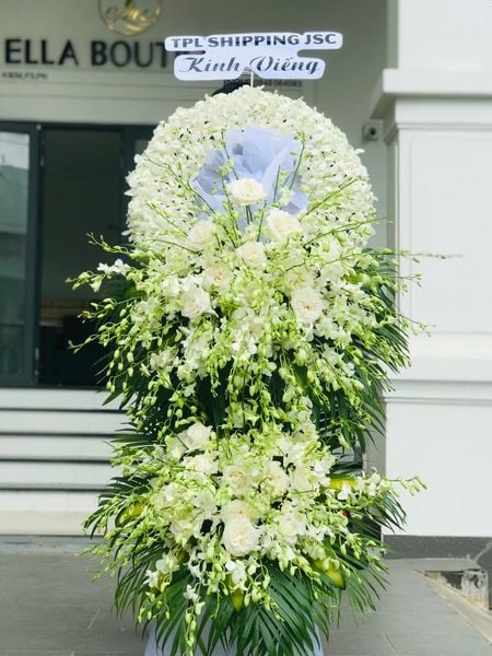 Vòng hoa tang lễ mang sắc xanh tươi mát và tràn trề năng lượng tích cực.