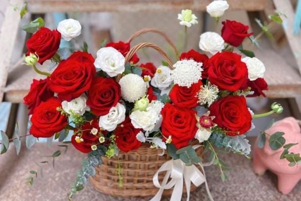 Giỏ hoa hồng đỏ mix hoa màu trắng đơn giản, truyền thống nhưng vẫn giữ nét nổi bật, kiêu sa