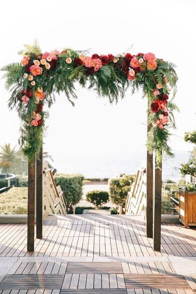 Cổng hoa lụa cho ngày cưới tinh giản và sang trọng.