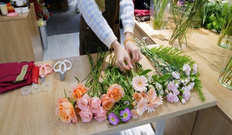 5 Cách cắm hoa đơn giản đẹp nhất, hướng dẫn mẹo giữ hoa tươi lâu – Flosa