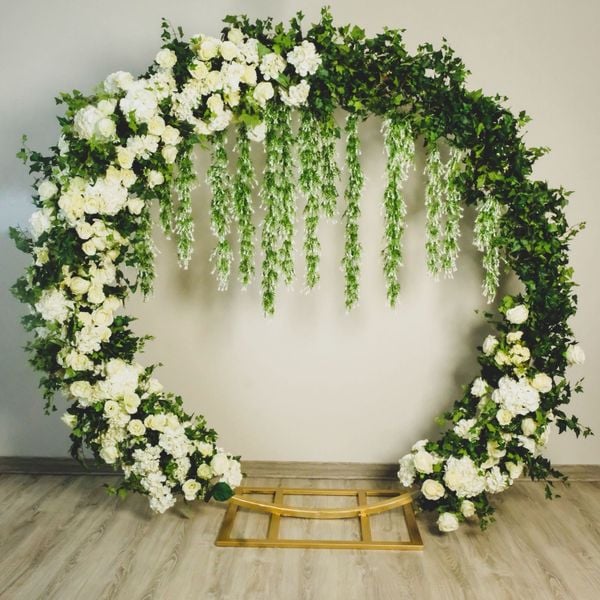 Cổng hoa cưới tròn được thiết kế chủ yếu từ hoa hồng trắng.