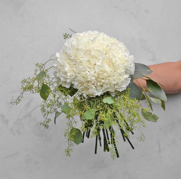 bó hoa cưới cẩm chướng trắng