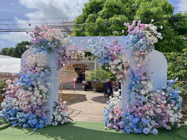 Cổng hoa cưới với gam màu tím xanh chủ đạo cực nhẹ nhàng và bắt mắt.