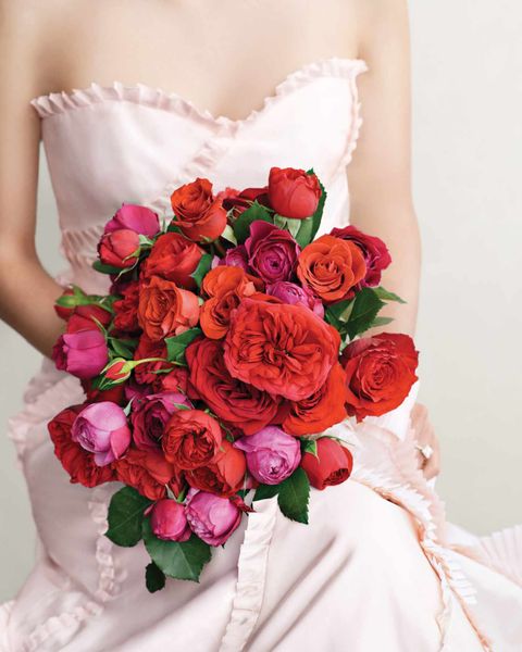 Bó hoa cưới cầm tay tone đỏ đặc biệt cho ngày cưới