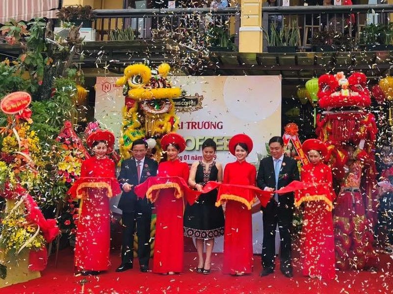 Lẵng hoa khai trương là món quà không thể thiếu làm quà mừng khai trương quán cà phê