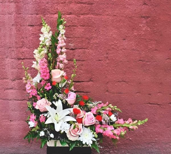 Cắm hoa hình bán nguyệt - phương thức cắm hoa thường thấy trong các buổi tiệc lễ cưới.
