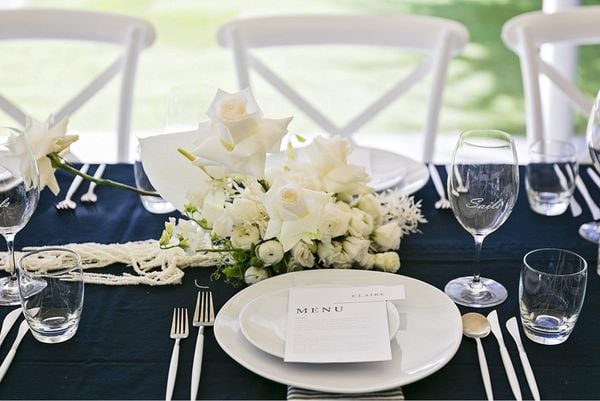 Trang trí bàn gặp mặt tại đám cưới đơn giản với hoa hồng