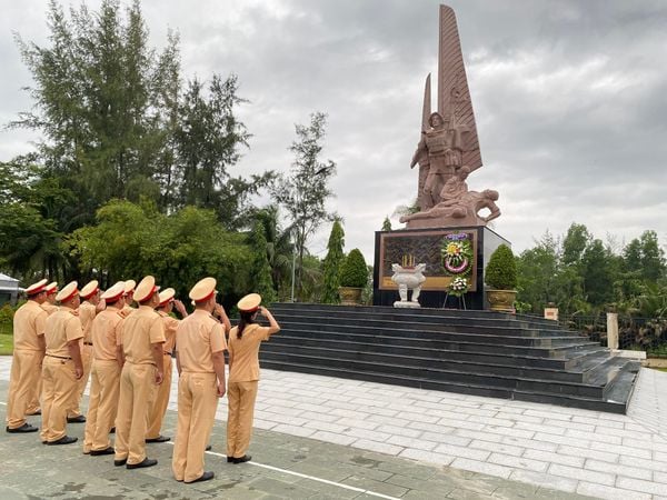 Lễ dâng hương, dâng hoa, thắp nến tri ân các Anh Hùng Liệt sĩ