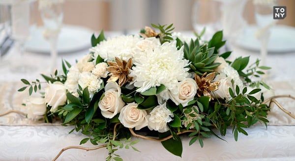 Một đám cưới cổ điển với concept hoa hồng pastel, hoa mẫu đơn mix lá xanh và hoa khô làm điểm nhấn độc đáo.