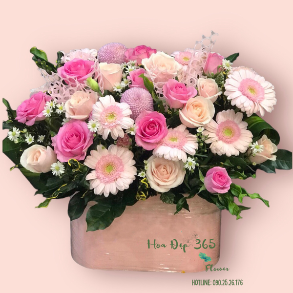 Hộp hoa Dịu Dàng của Flosa rất thích hợp để tặng cô giáo kèm lời chúc ý nghĩa vào 8/3