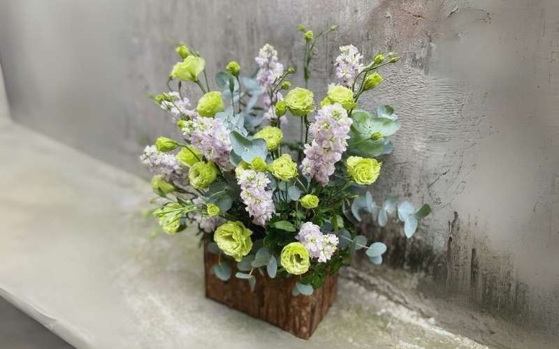 Mẫu cắm lẵng hoa phi yến mix cát tường sang trọng tone xanh